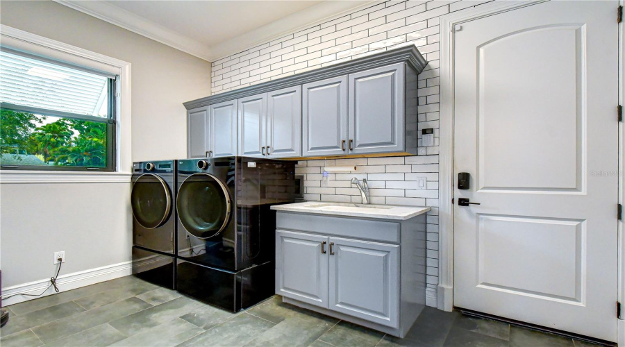 Tampa, Florida 33609, 5 Bedroom Bedrooms, ,4 Bathroombathrooms,Residential,For Sale,Cleveland,0,Mfrtb8536070