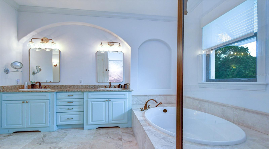 Tampa, Florida 33609, 5 Bedroom Bedrooms, ,4 Bathroombathrooms,Residential,For Sale,Cleveland,0,Mfrtb8536070