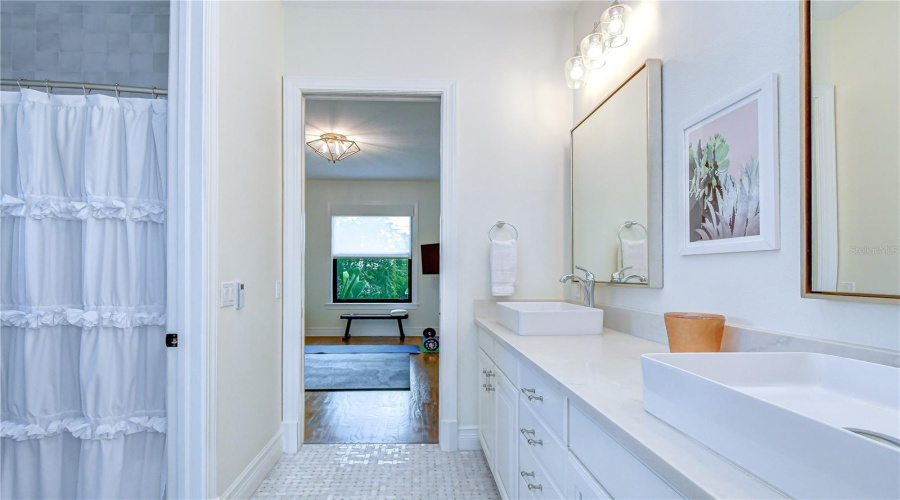 Tampa, Florida 33609, 5 Bedroom Bedrooms, ,4 Bathroombathrooms,Residential,For Sale,Cleveland,0,Mfrtb8536070