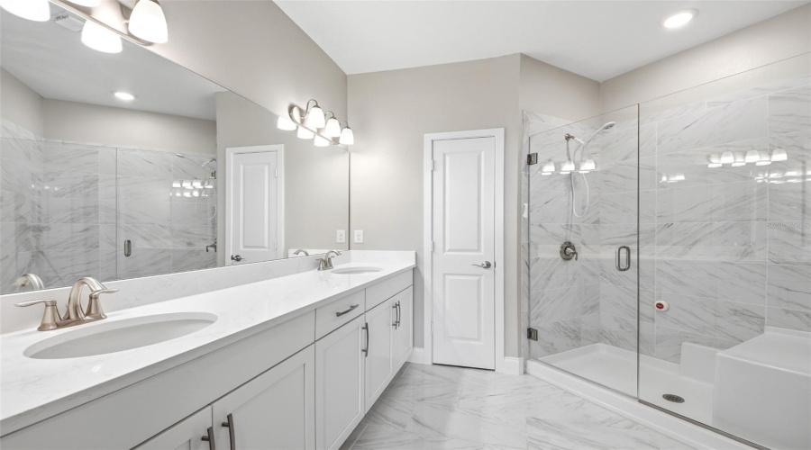 Orlando, Florida 32827, 2 Bedroom Bedrooms, ,2 Bathroombathrooms,Residential,For Sale,Laureate,0,Mfro6412367