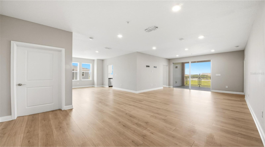 Orlando, Florida 32827, 2 Bedroom Bedrooms, ,2 Bathroombathrooms,Residential,For Sale,Laureate,0,Mfro6412367