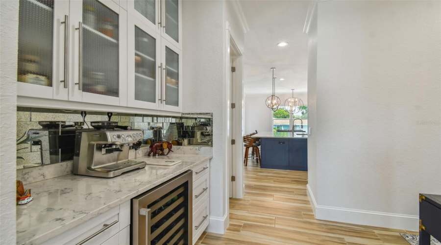 Tampa, Florida 33611, 5 Bedroom Bedrooms, ,4 Bathroombathrooms,Residential,For Sale,Bay Villa,0,Mfrtb8488683