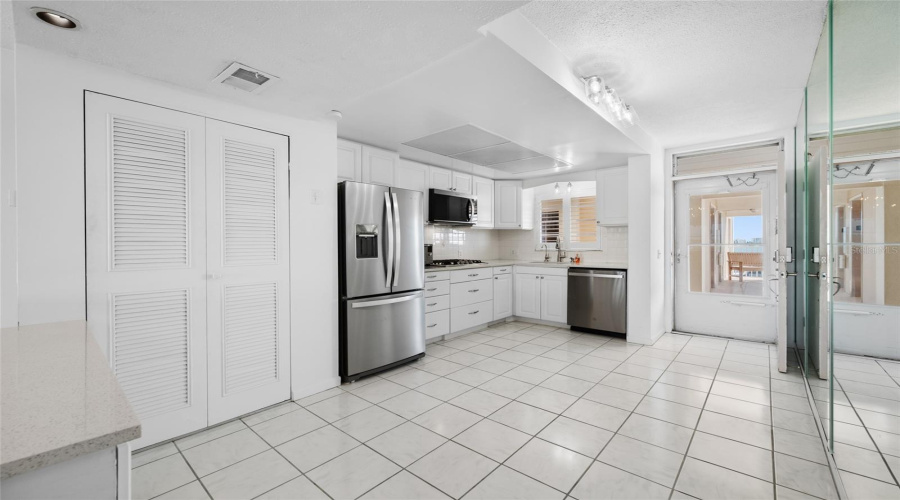 St Petersburg, Florida 33707, 1 Bedroom Bedrooms, ,1 Bathroombathrooms,Residential,For Sale,Shore,0,Mfrtb8541268