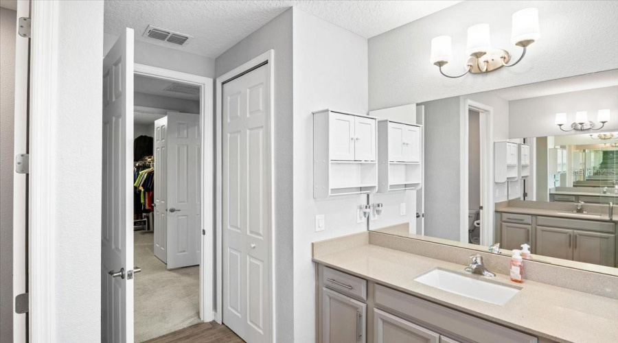 Upstairs Hallway Full Bathroom