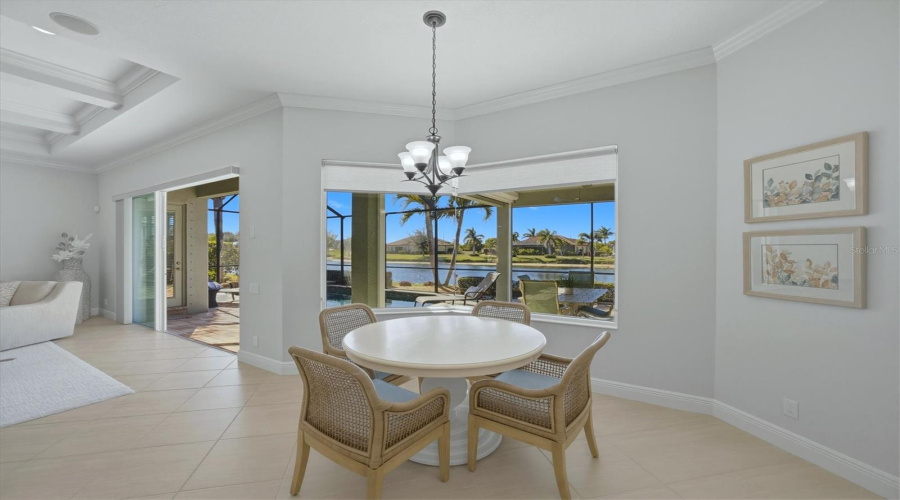 Dinette Overlooking Pool/Lanai &Amp; Pond