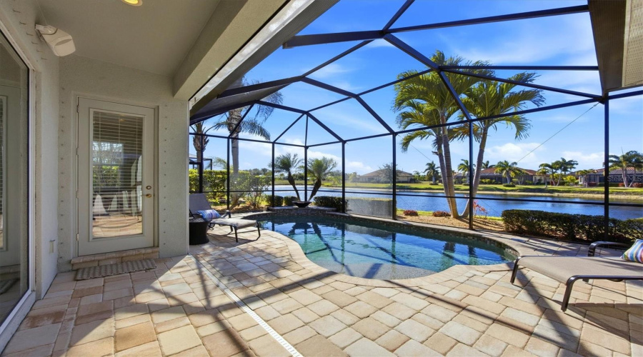 Beautiful Heated Saltwater Pool With Pond/Lakeview