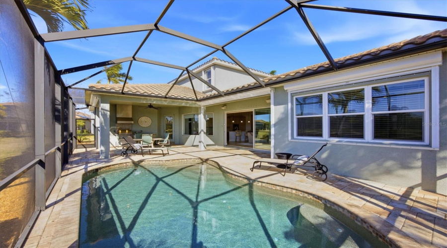 Beautiful Heated Saltwater Pool With Pond/Lakeview