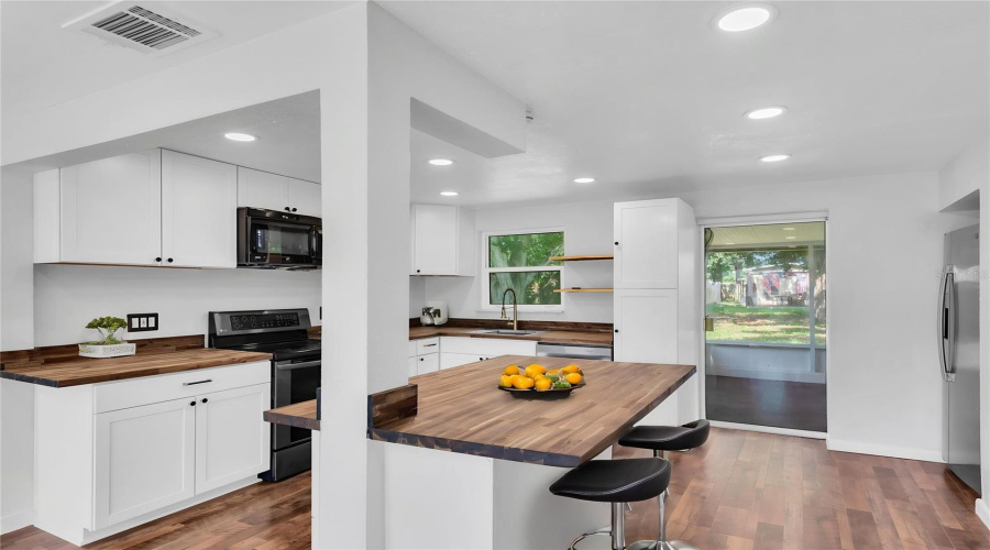 Clearwater, Florida 33759, 2 Bedroom Bedrooms, ,1 Bathroombathrooms,Residential,For Sale,Country,0,Mfrtb8538223