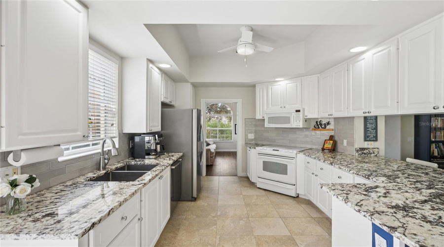 Orlando, Florida 32827, 3 Bedroom Bedrooms, ,2 Bathroombathrooms,Residential,For Sale,Gennaro Ln,0,Mfro6436693
