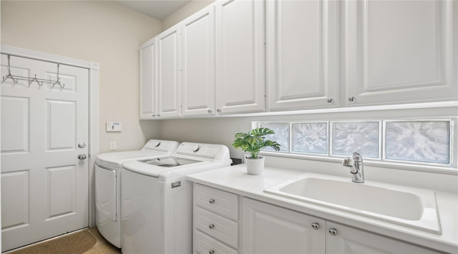 Orlando, Florida 32827, 3 Bedroom Bedrooms, ,2 Bathroombathrooms,Residential,For Sale,Gennaro Ln,0,Mfro6436693