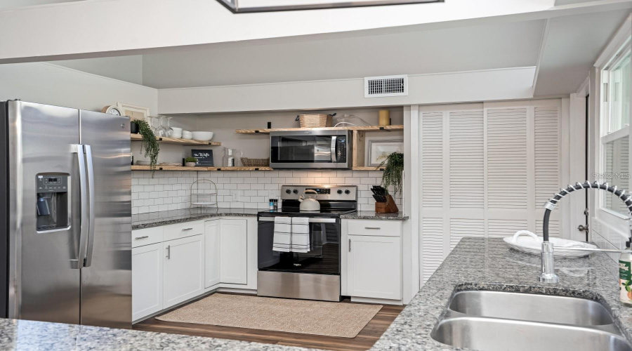 Sarasota, Florida 34231, 5 Bedroom Bedrooms, ,3 Bathroombathrooms,Residential,For Sale,Wason,0,Mfra4703983
