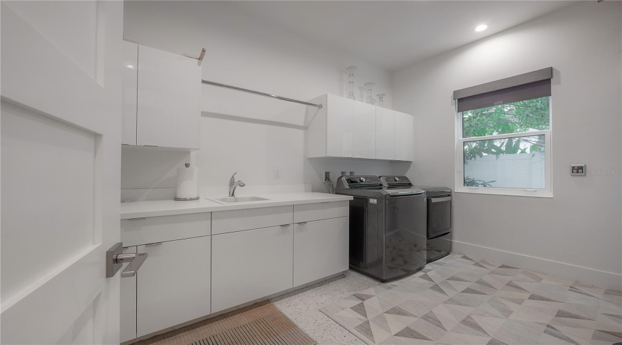 Tampa, Florida 33629, 5 Bedroom Bedrooms, ,4 Bathroombathrooms,Residential,For Sale,Jetton,0,Mfrtb8533688