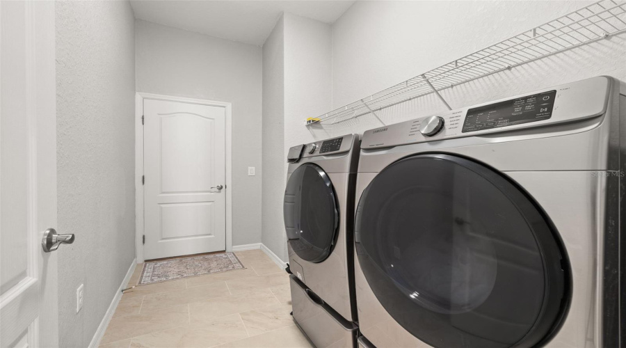Auburndale, Florida 33823, 5 Bedroom Bedrooms, ,3 Bathroombathrooms,Residential,For Sale,Lake View,0,Mfrs5155411