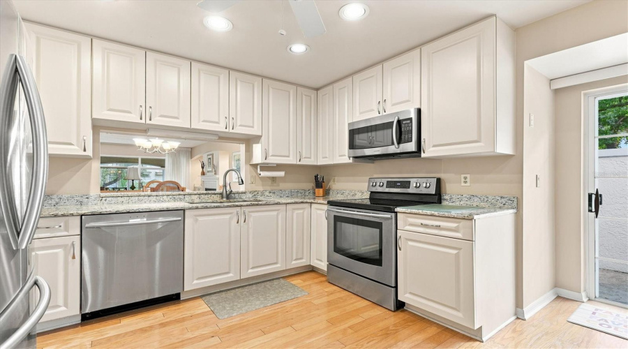Sarasota, Florida 34235, 3 Bedroom Bedrooms, ,2 Bathroombathrooms,Residential,For Sale,Oakley Greene,0,Mfra4703866