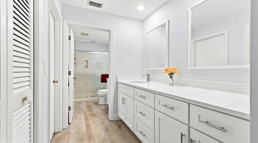 Sarasota, Florida 34235, 3 Bedroom Bedrooms, ,2 Bathroombathrooms,Residential,For Sale,Oakley Greene,0,Mfra4703866