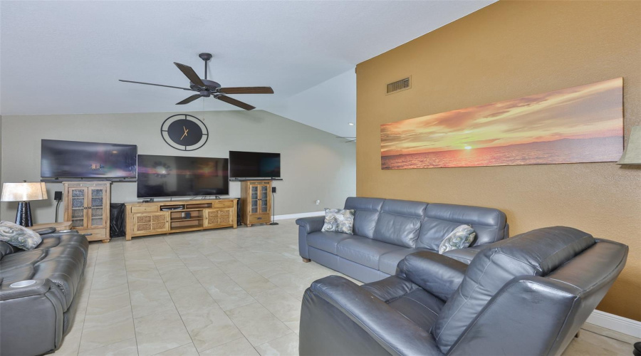 Seminole, Florida 33776, 3 Bedroom Bedrooms, ,2 Bathroombathrooms,Residential,For Sale,133Rd,0,Mfrtb8477708
