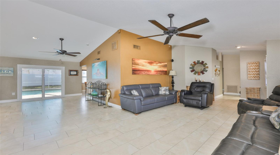 Seminole, Florida 33776, 3 Bedroom Bedrooms, ,2 Bathroombathrooms,Residential,For Sale,133Rd,0,Mfrtb8477708