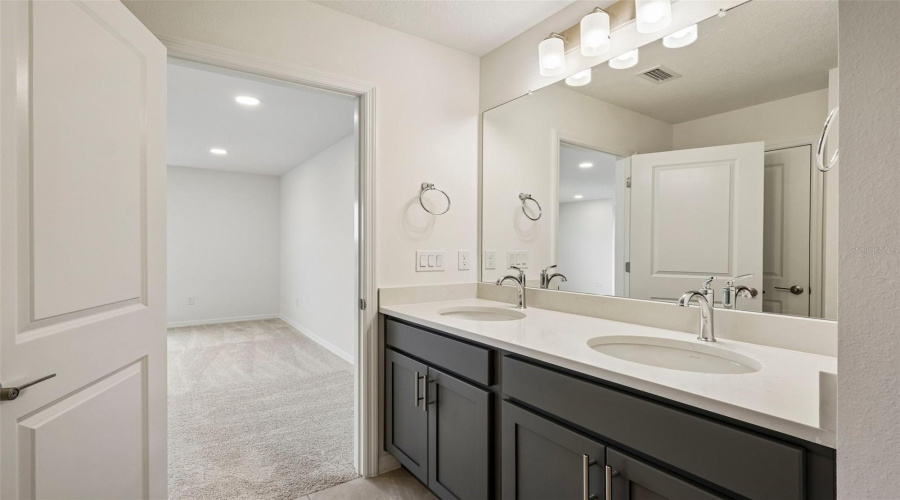 Zephyrhills, Florida 33541, 3 Bedroom Bedrooms, ,2 Bathroombathrooms,Residential,For Sale,Holcombe Down,0,Mfrtb8530219