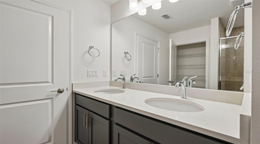 Zephyrhills, Florida 33541, 3 Bedroom Bedrooms, ,2 Bathroombathrooms,Residential,For Sale,Holcombe Down,0,Mfrtb8530219