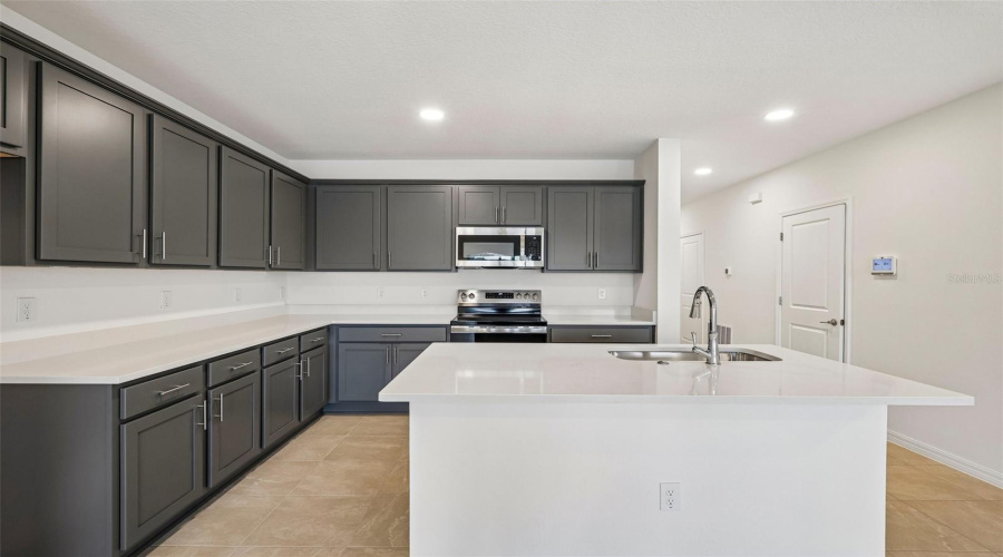 Zephyrhills, Florida 33541, 3 Bedroom Bedrooms, ,2 Bathroombathrooms,Residential,For Sale,Holcombe Down,0,Mfrtb8530219