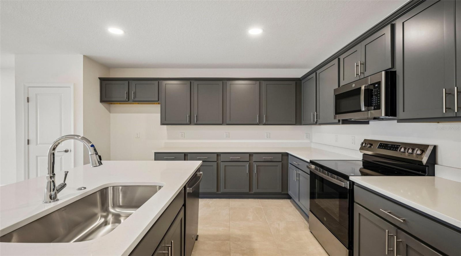Zephyrhills, Florida 33541, 3 Bedroom Bedrooms, ,2 Bathroombathrooms,Residential,For Sale,Holcombe Down,0,Mfrtb8530219