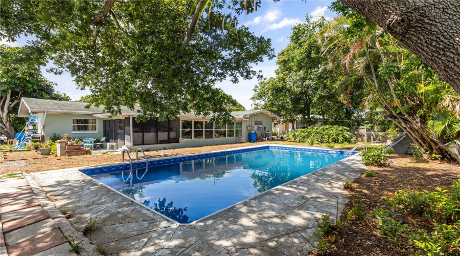 Clearwater, Florida 33755, 3 Bedroom Bedrooms, ,2 Bathroombathrooms,Residential,For Sale,Erin,0,Mfrtb8504501