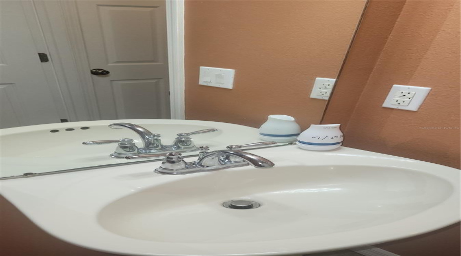 Tarpon Springs, Florida 34689, 4 Bedroom Bedrooms, ,2 Bathroombathrooms,Residential,For Sale,Hillview,0,Mfrtb8484348