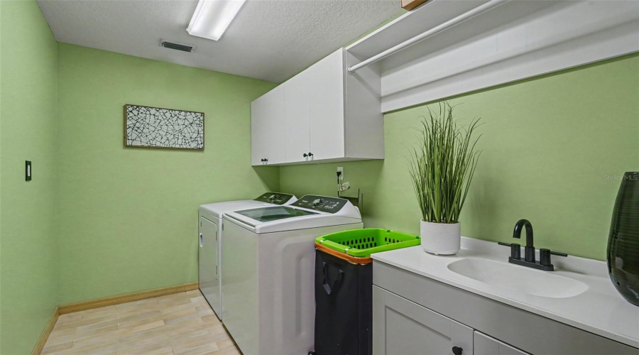 Longwood, Florida 32779, 5 Bedroom Bedrooms, ,3 Bathroombathrooms,Residential,For Sale,Longmeadow,0,Mfrtb8533300