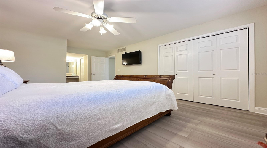 Sarasota, Florida 34243, 2 Bedroom Bedrooms, ,2 Bathroombathrooms,Residential,For Sale,Country Club,0,Mfra4704052