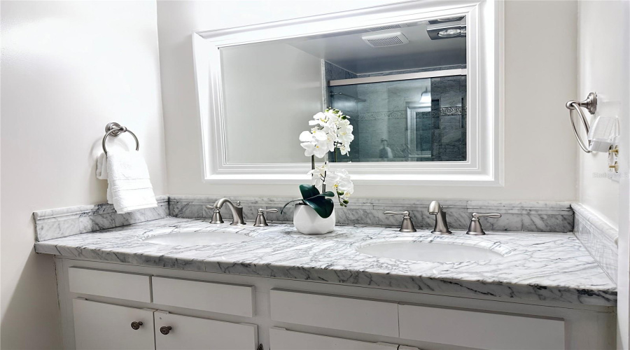 Sarasota, Florida 34243, 2 Bedroom Bedrooms, ,2 Bathroombathrooms,Residential,For Sale,Country Club,0,Mfra4704052