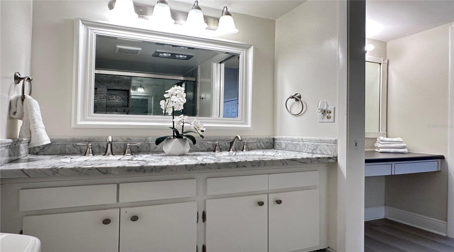 Sarasota, Florida 34243, 2 Bedroom Bedrooms, ,2 Bathroombathrooms,Residential,For Sale,Country Club,0,Mfra4704052