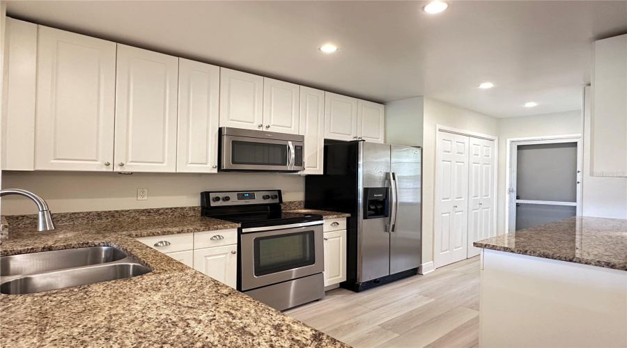 Sarasota, Florida 34243, 2 Bedroom Bedrooms, ,2 Bathroombathrooms,Residential,For Sale,Country Club,0,Mfra4704052