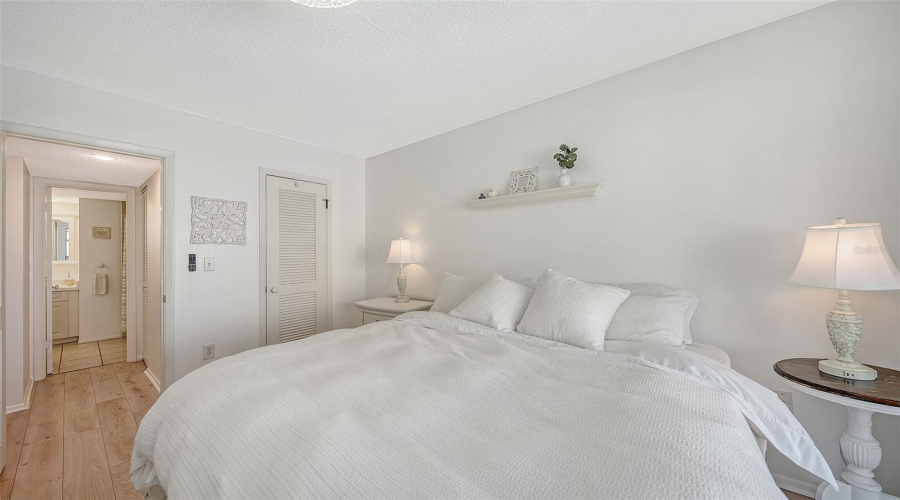 Sarasota, Florida 34242, 1 Bedroom Bedrooms, ,1 Bathroombathrooms,Residential,For Sale,Midnight Pass,0,Mfra4692488