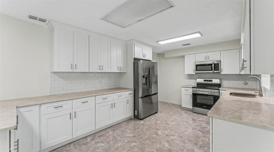 Lakeland, Florida 33810, 3 Bedroom Bedrooms, ,2 Bathroombathrooms,Residential,For Sale,Grove,0,Mfrl4963616