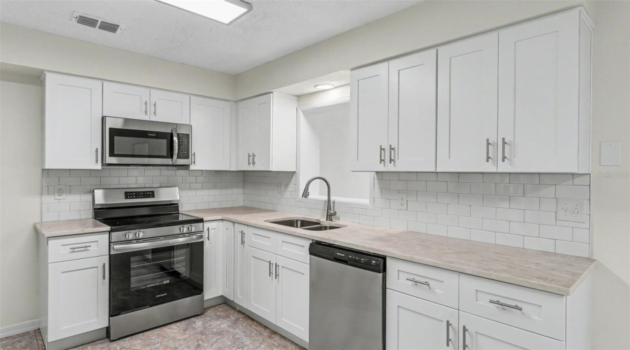 Lakeland, Florida 33810, 3 Bedroom Bedrooms, ,2 Bathroombathrooms,Residential,For Sale,Grove,0,Mfrl4963616