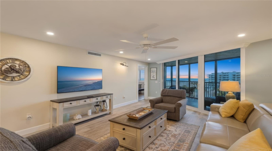 Sarasota, Florida 34242, 2 Bedroom Bedrooms, ,2 Bathroombathrooms,Residential,For Sale,Midnight Pass,0,Mfra4685065
