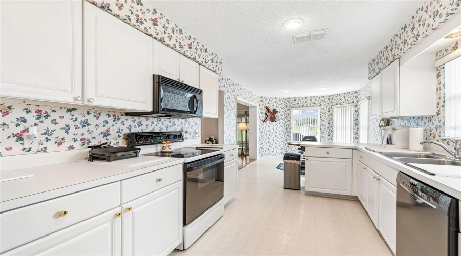 Lakeland, Florida 33810, 3 Bedroom Bedrooms, ,2 Bathroombathrooms,Residential,For Sale,Silver Lakes,0,Mfrtb8521172