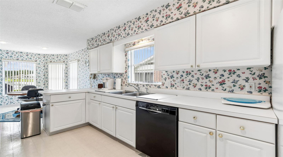 Lakeland, Florida 33810, 3 Bedroom Bedrooms, ,2 Bathroombathrooms,Residential,For Sale,Silver Lakes,0,Mfrtb8521172