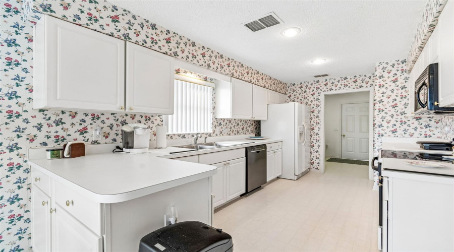 Lakeland, Florida 33810, 3 Bedroom Bedrooms, ,2 Bathroombathrooms,Residential,For Sale,Silver Lakes,0,Mfrtb8521172