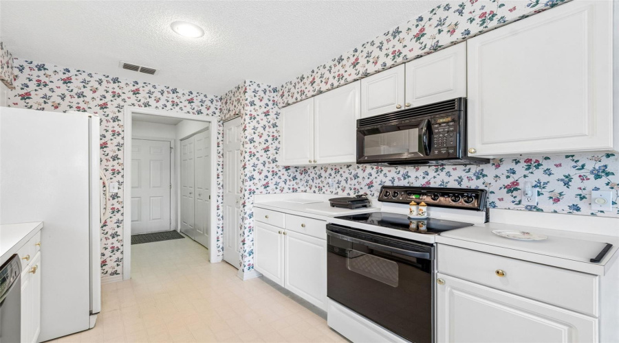 Lakeland, Florida 33810, 3 Bedroom Bedrooms, ,2 Bathroombathrooms,Residential,For Sale,Silver Lakes,0,Mfrtb8521172