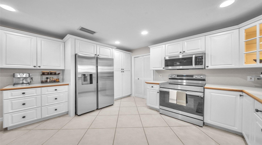 Plantation, Florida 33324, 4 Bedroom Bedrooms, ,3 Bathroombathrooms,Residential,For Sale,Conch Shell,0,Mfro6431589