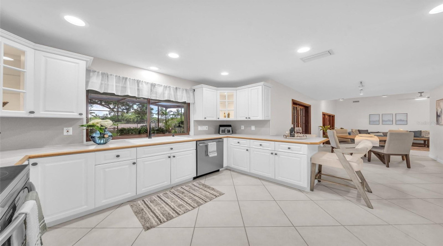 Plantation, Florida 33324, 4 Bedroom Bedrooms, ,3 Bathroombathrooms,Residential,For Sale,Conch Shell,0,Mfro6431589