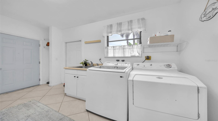Plantation, Florida 33324, 4 Bedroom Bedrooms, ,3 Bathroombathrooms,Residential,For Sale,Conch Shell,0,Mfro6431589