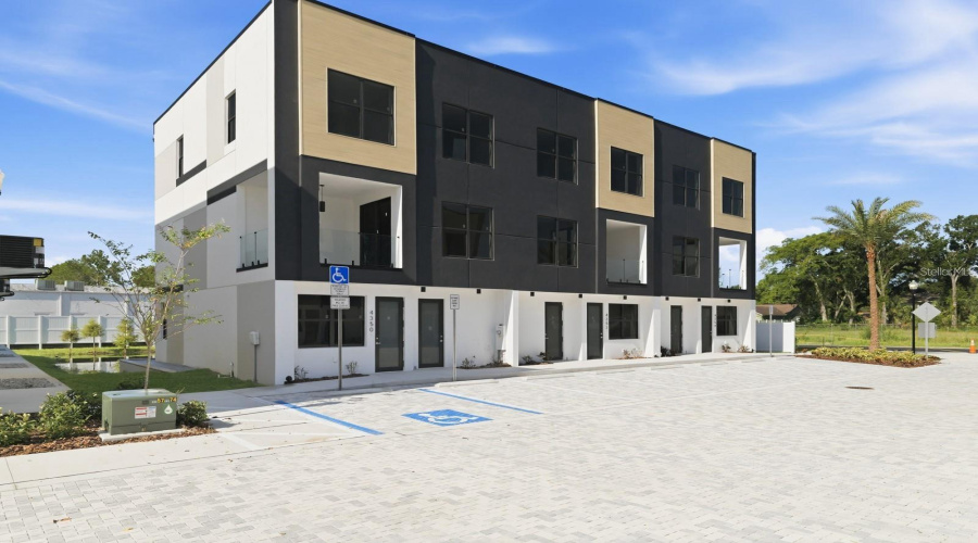 Tampa, Florida 33614, 3 Bedroom Bedrooms, ,3 Bathroombathrooms,Residential,For Sale,Fontanarosa Village,0,Mfrtb8534356