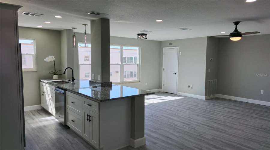 Large Open Plan...all New Windows In Entire Home