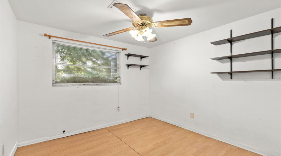 Small Bedroom With Closet