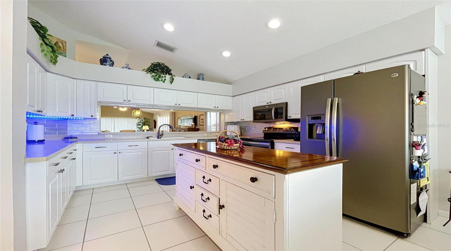 U-Shape Kitchen With Great Storage
