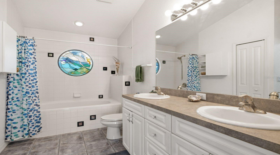 En Suite Primary Bathroom With Double Vanity &Amp; Linen Closet..