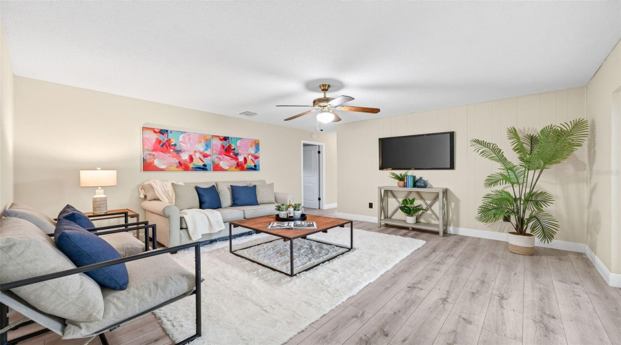 Family Room15'X15'
