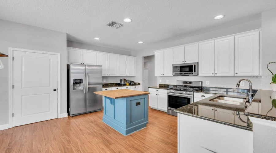 Lithia, Florida 33547, 4 Bedroom Bedrooms, ,3 Bathroombathrooms,Residential,For Sale,Loneoak View,0,Mfrtb8532013